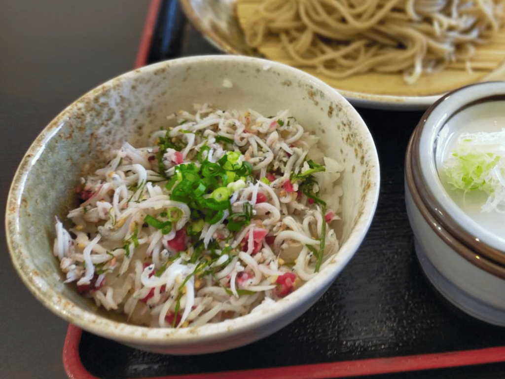 カリカリ梅のしらす丼